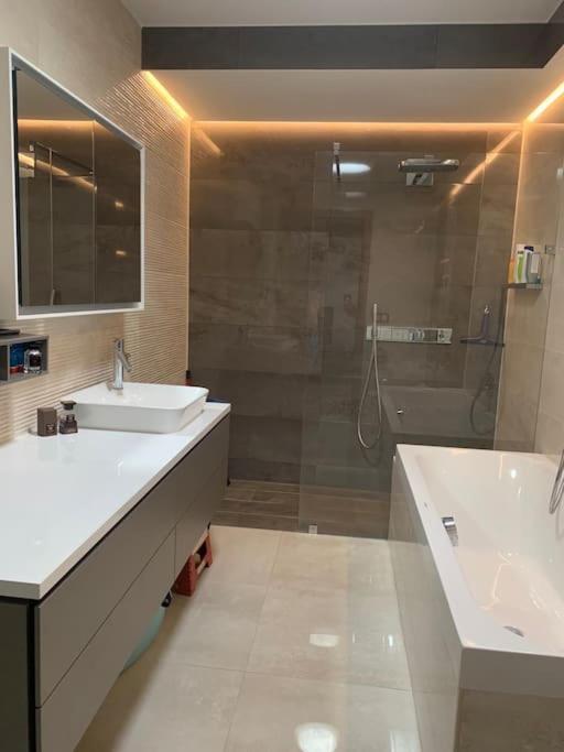 M18 - Csak Egy Lepes A Toertenelmi Belvaros - Free Parking Apartman *